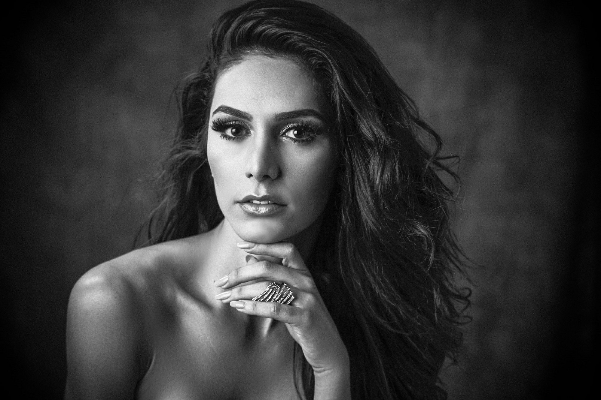 Hương Giang thần thái ngời ngời bên dàn thí sinh Hoa hậu Chuyển giới Quốc tế trong loạt ảnh beauty shoot